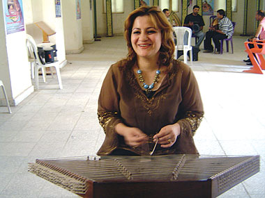 عازفة سنطور عراقية إلى البوسنة لتعزف ألحان بلادها,