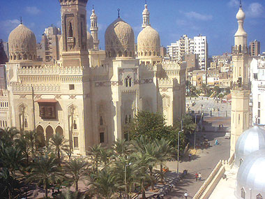 ميدان المساجد في الإسكندرية نفحات رمضانية برائحة البحر